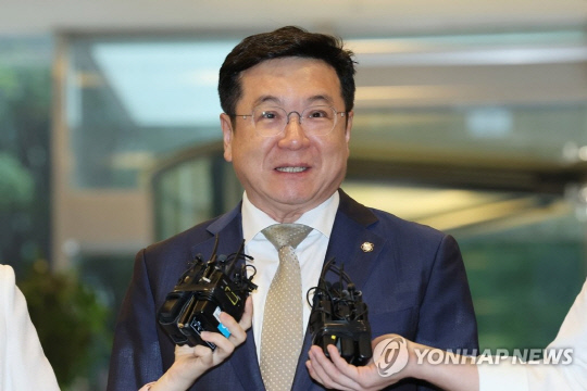 이찬희 삼성 준법감시위원회 위원장이 전국경제인연합회(전경련) 복귀 재논의를 위해 열린 임시회의에 참석하기 위해 지난 18일 오전 서울 삼성생명 서초타워에서 들어서며 취재진의 질문에 답하고 있다. 연합뉴스